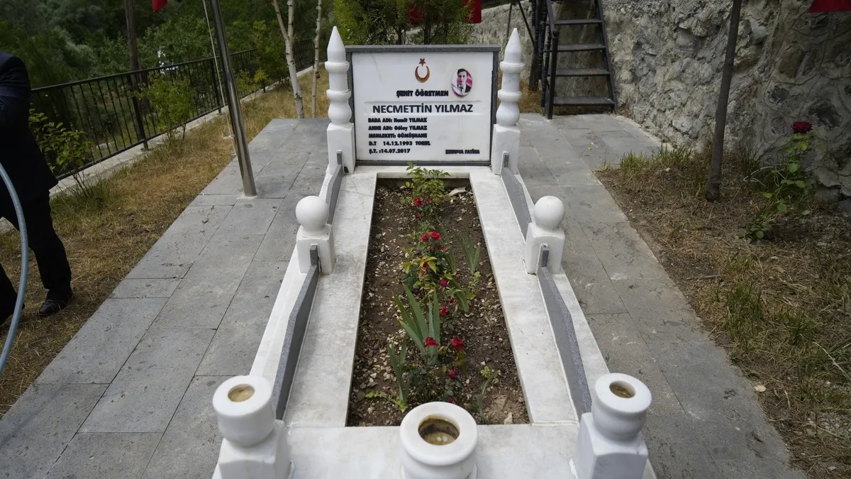 Şehit öğretmen Necmettin Yılmaz Gümüşhane'deki kabri başında anıldı