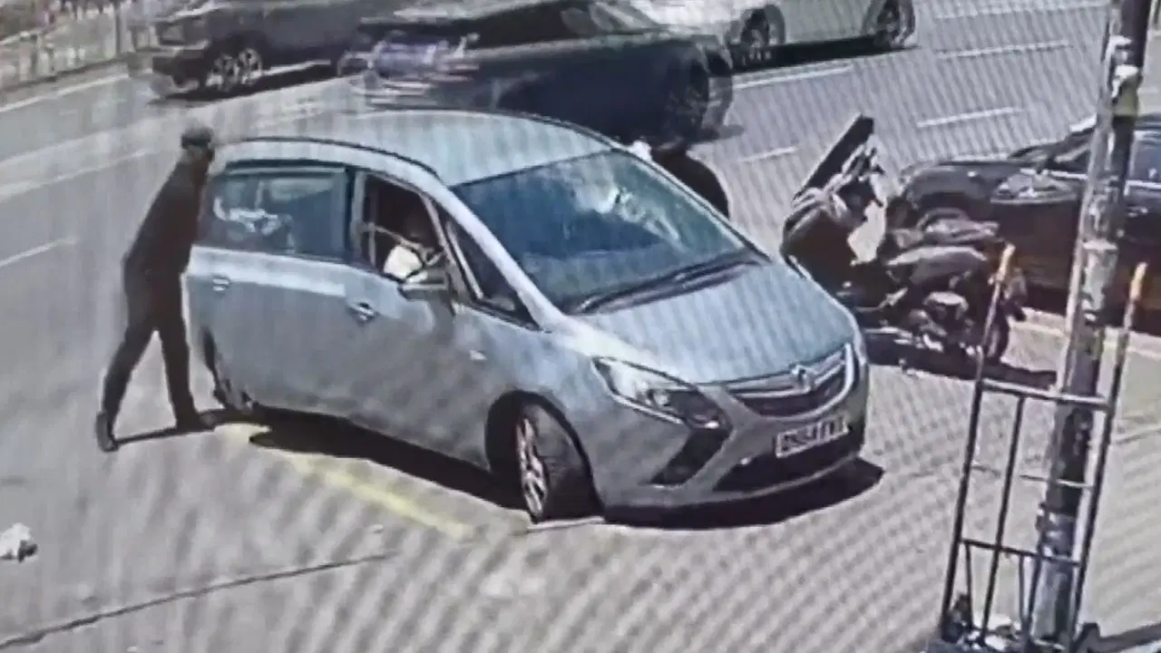 Fatih'te araç içinden turistin çantasını çaldı: O anlar kamerada