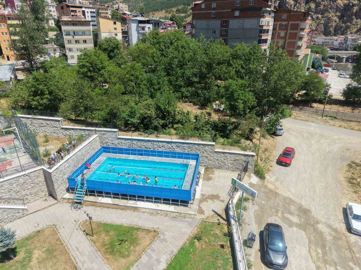 Torul'da portatif yüzme havuzu ile çocuklara ücretsiz eğitim
