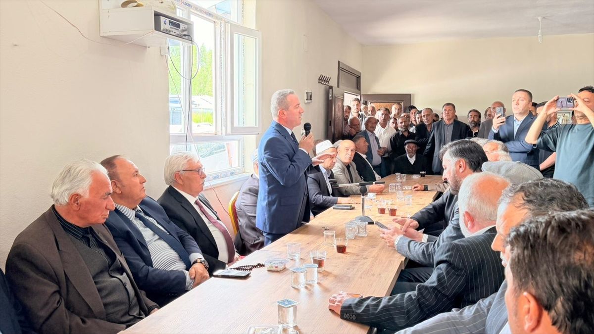 AK Parti Hakkari İl Başkanı Kaya, trafik kazasında ölen Tunç'un yakınlarıyla bir araya geldi