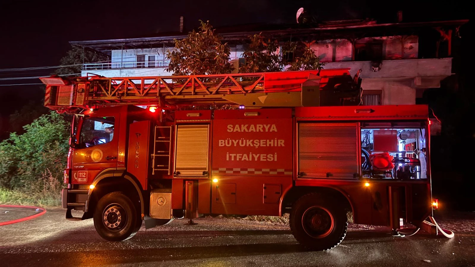 Sakarya'da iki katlı evde korkutan yangın