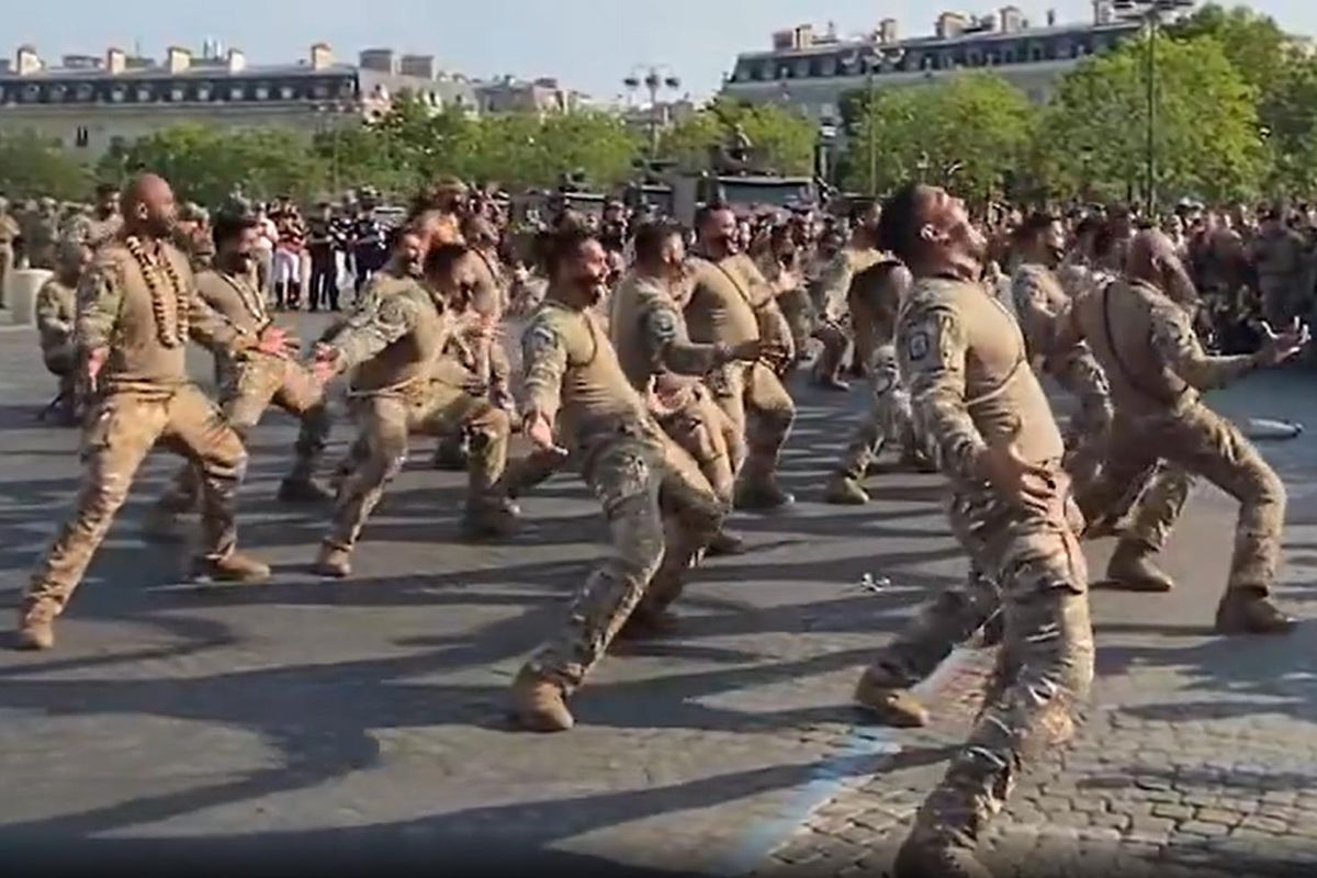 Fransız askerlerinin yaptığı gösteri izleyenleri şaşkına çevirdi