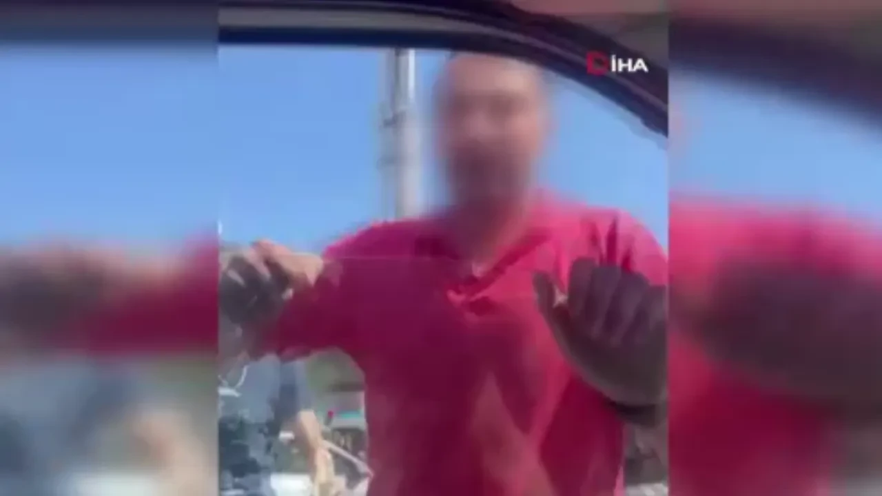 Fatih’te sürücü dehşeti: Yumrukladığı aracın camını tuz-buz etti