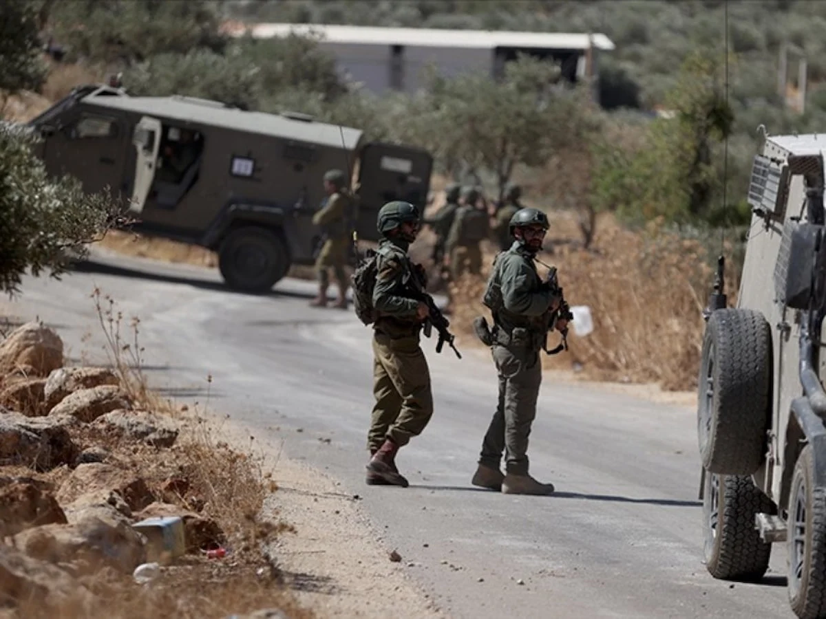 İsrail askerleri, Batı Şeria'da bir Filistinli genci arabayla çarparak yaraladı