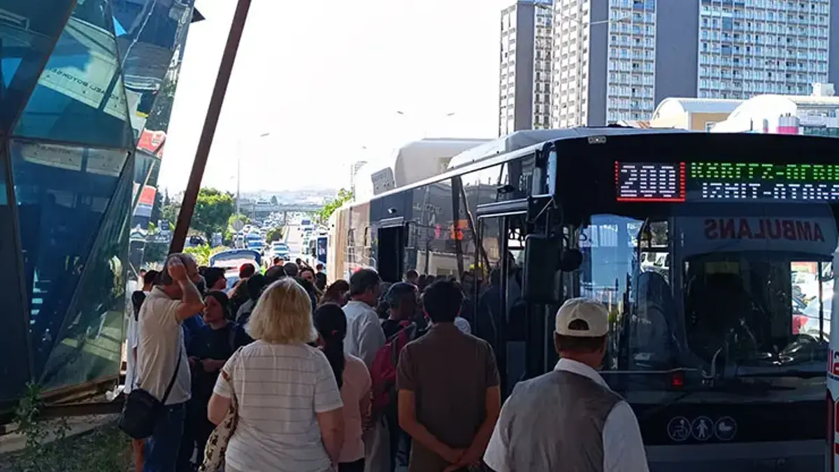 Tuzla'da feci olay! Otobüse beton pompası çarptı: Cam patladı, yolcular yere savruldu