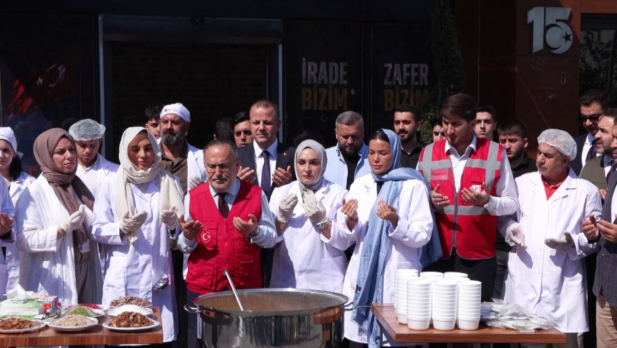 15 Temmuz Derneği'nden 10. Yıl Anma Etkinlikleri: Şehitler İçin Aşure Dağıtıldı