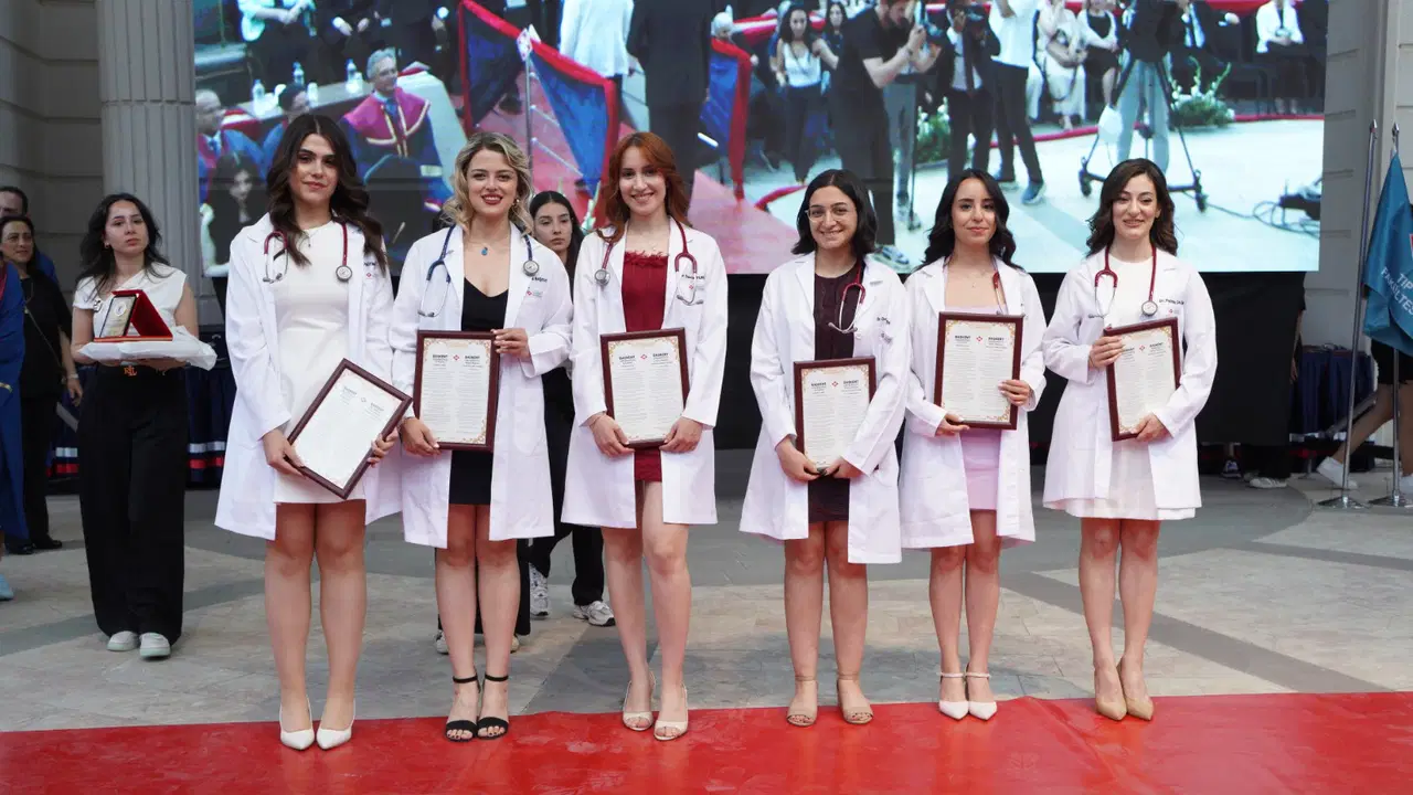 Tıbbın altın kızlarından büyük başarı: Başkent Üniversiteli 15 kadın öğrenci okulu dereceyle bitirdi