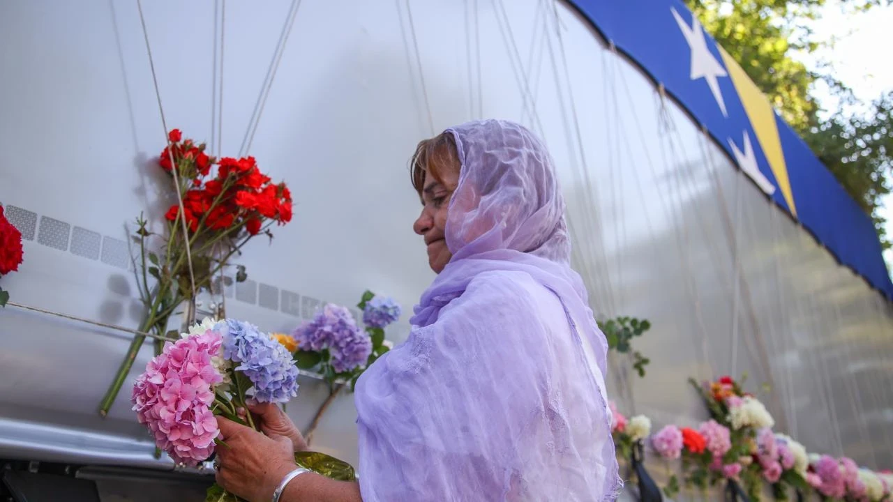 Srebrenitsa katliamının kurbanları Potoçari'ye uğurlandı