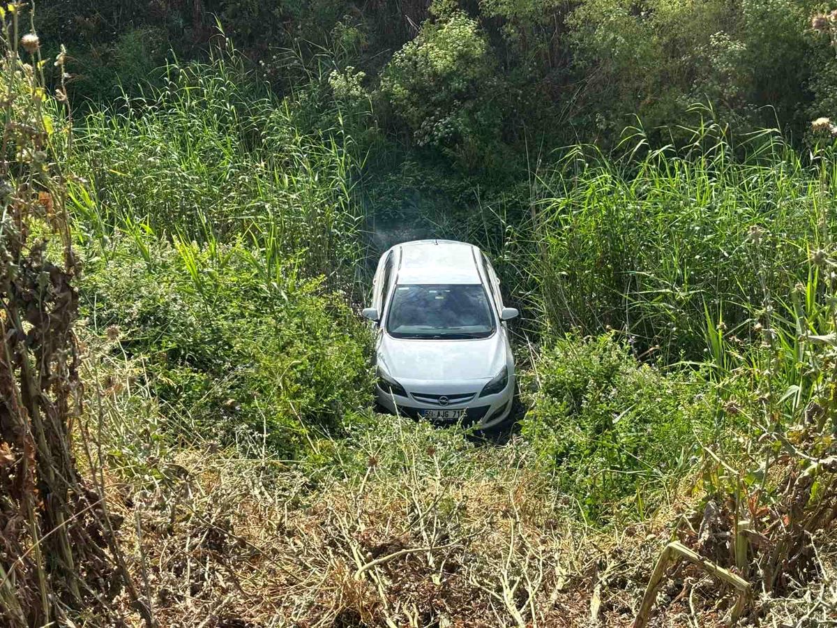 Yokuşta kayan otomobil dereye uçtu