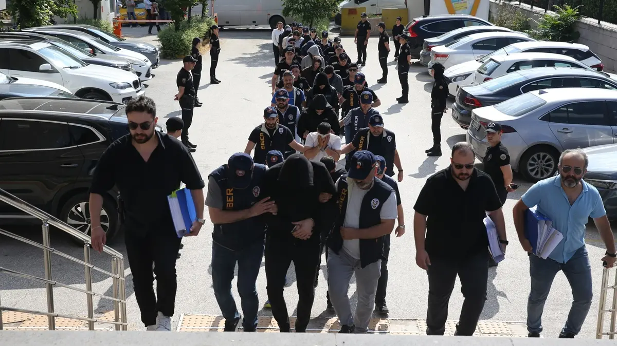 2,3 milyar liralık çeteye baskın: 14 şüpheli adliye sevk edildi