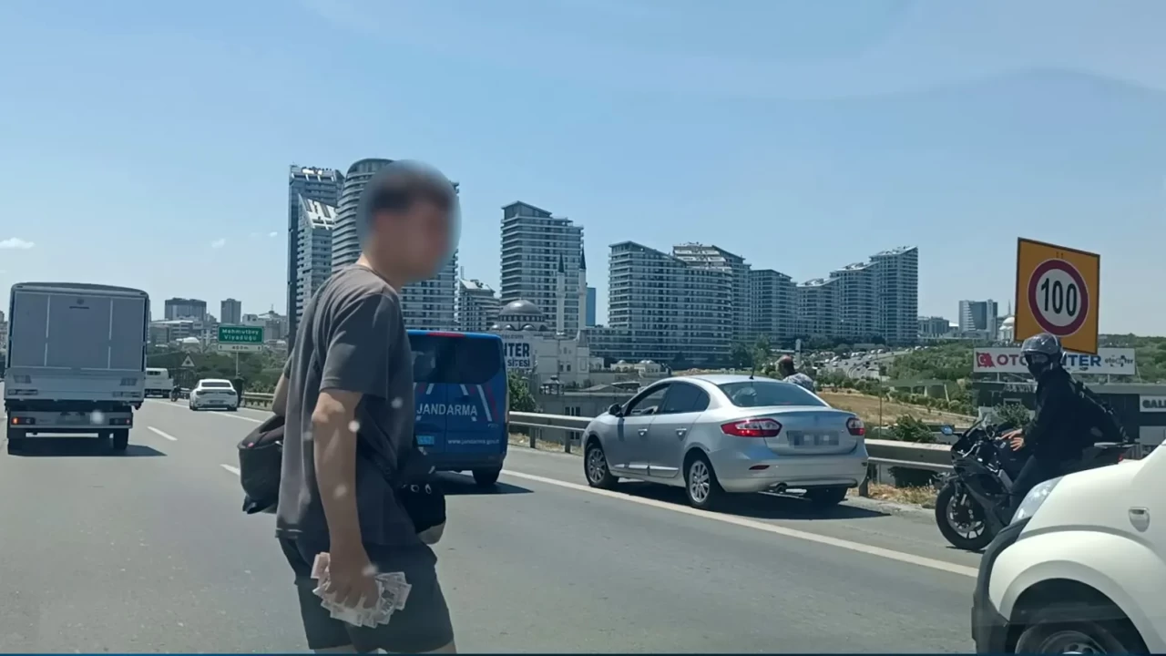 Düşen kuryenin paraları yola saçıldı! Vatandaşlar toplama yarışına girdi