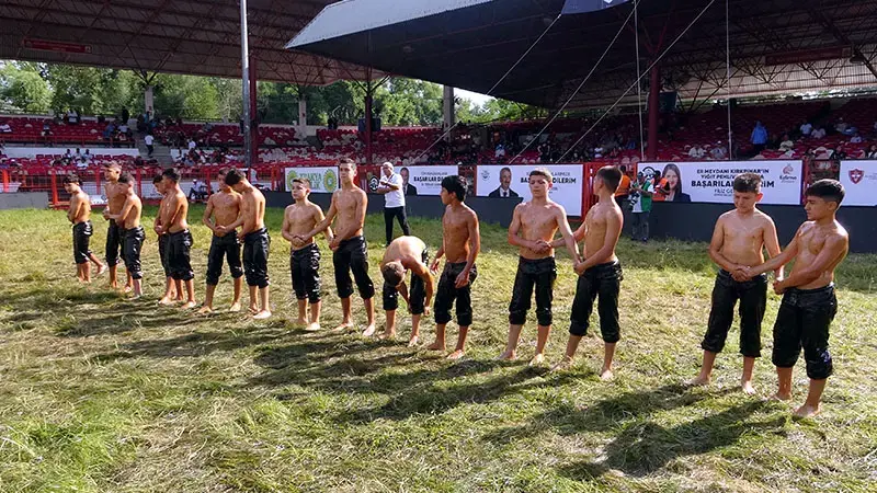 Kırkpınar’da final günü, minik boy pehlivanların güreşleriyle başladı