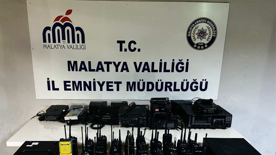 Malatya’da şüphelilerin telsizlerle emniyet frekanslarını dinlediği iddiasıyla operasyon düzenlendi