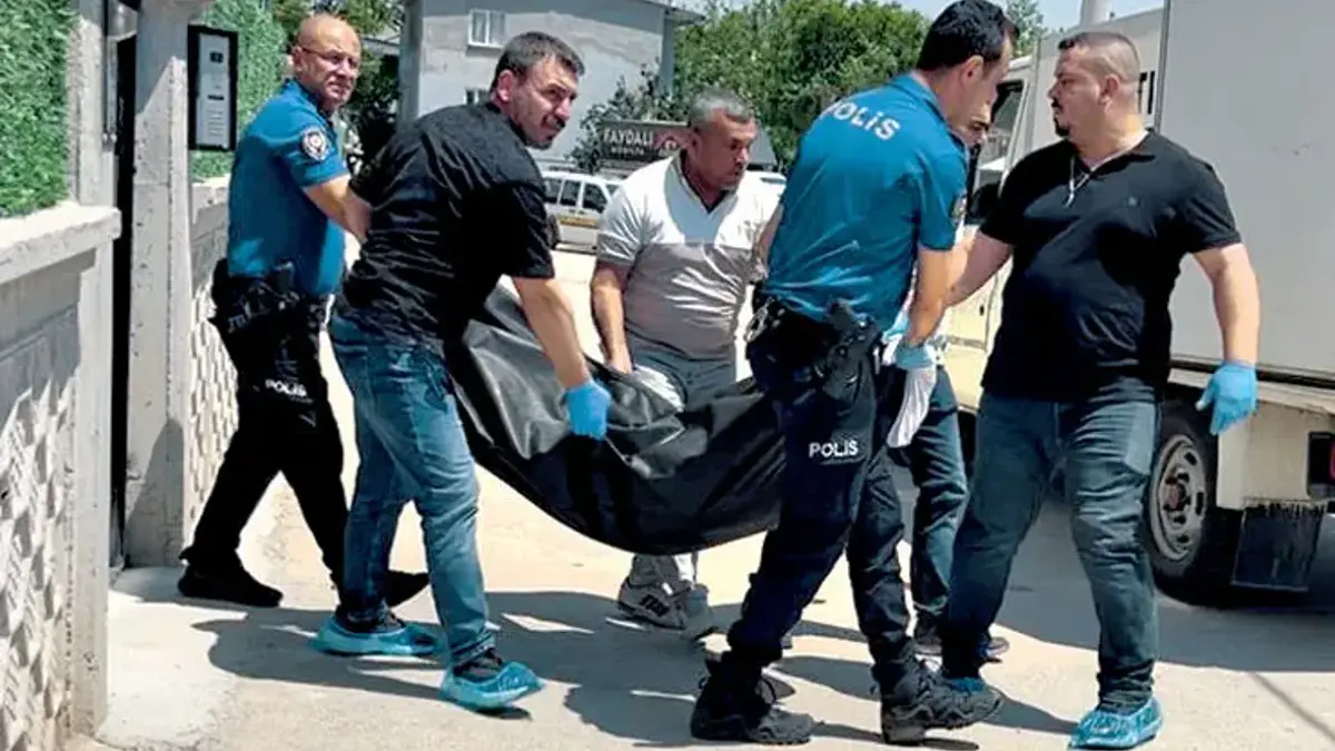 Oğlunun gözü önünde eşini katletti