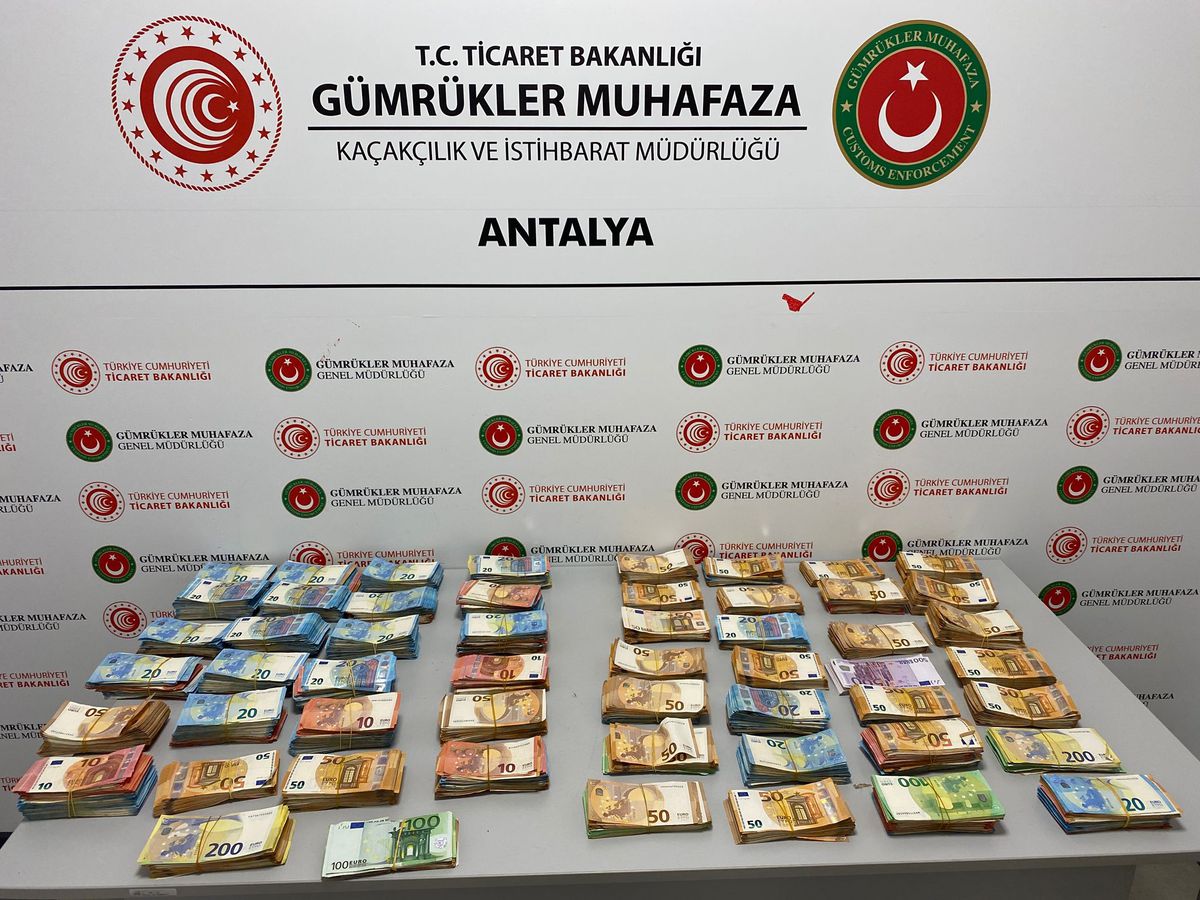 Antalya Havalimanı'nda bebek bezleri içine gizlenmiş 381 bin 750 avro ele geçirildi