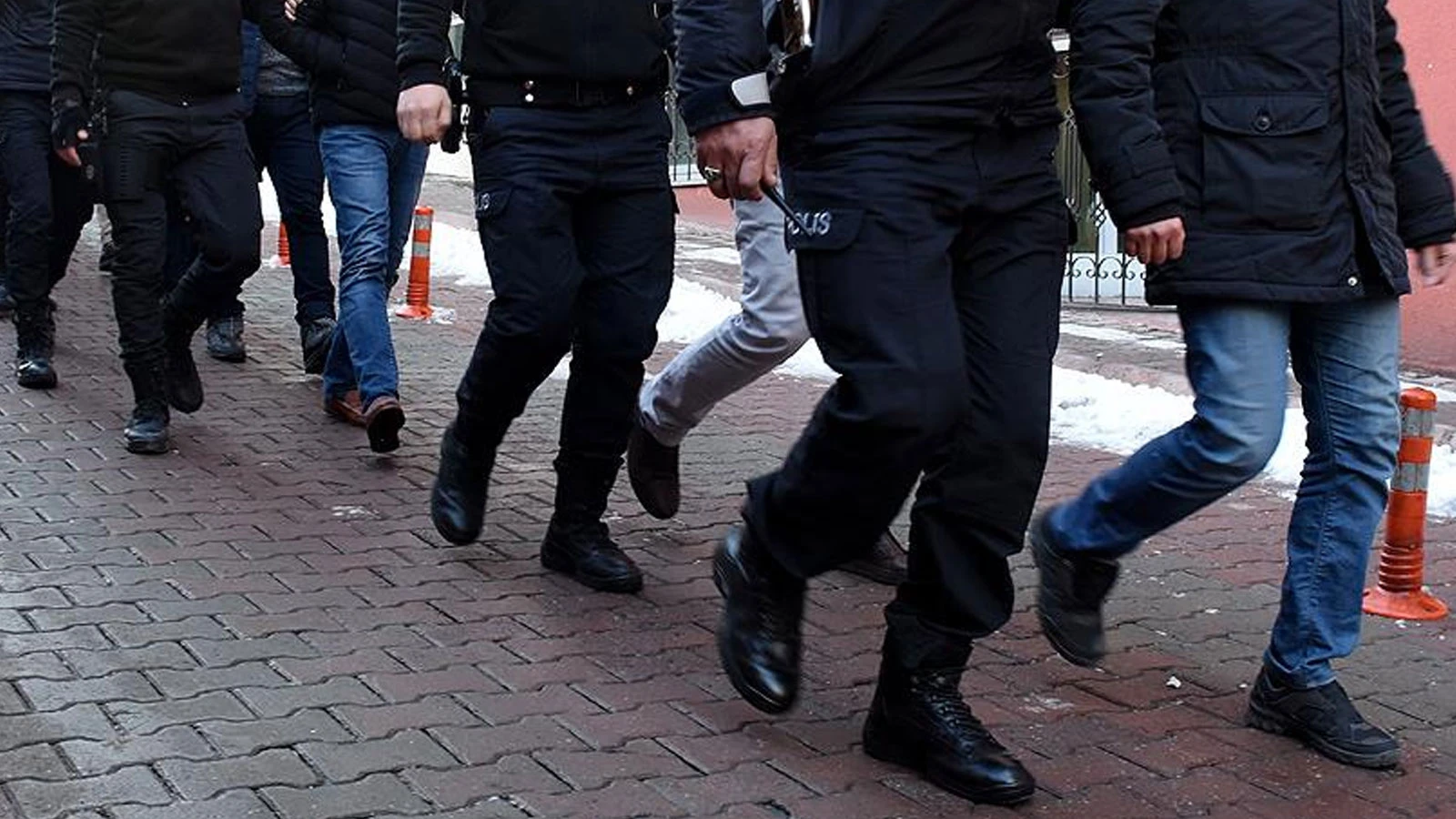 İstanbul'da "yasa dışı bahis ve kumar" operasyonunda 68 zanlı yakalandı