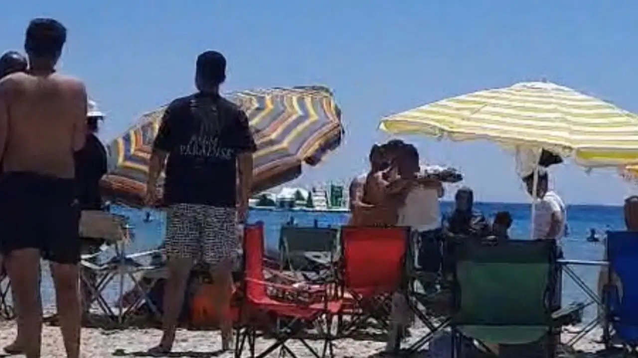 Çeşme Altınkum Plajı'nda 'şemsiye' kavgası: Yumruklar havada uçuştu