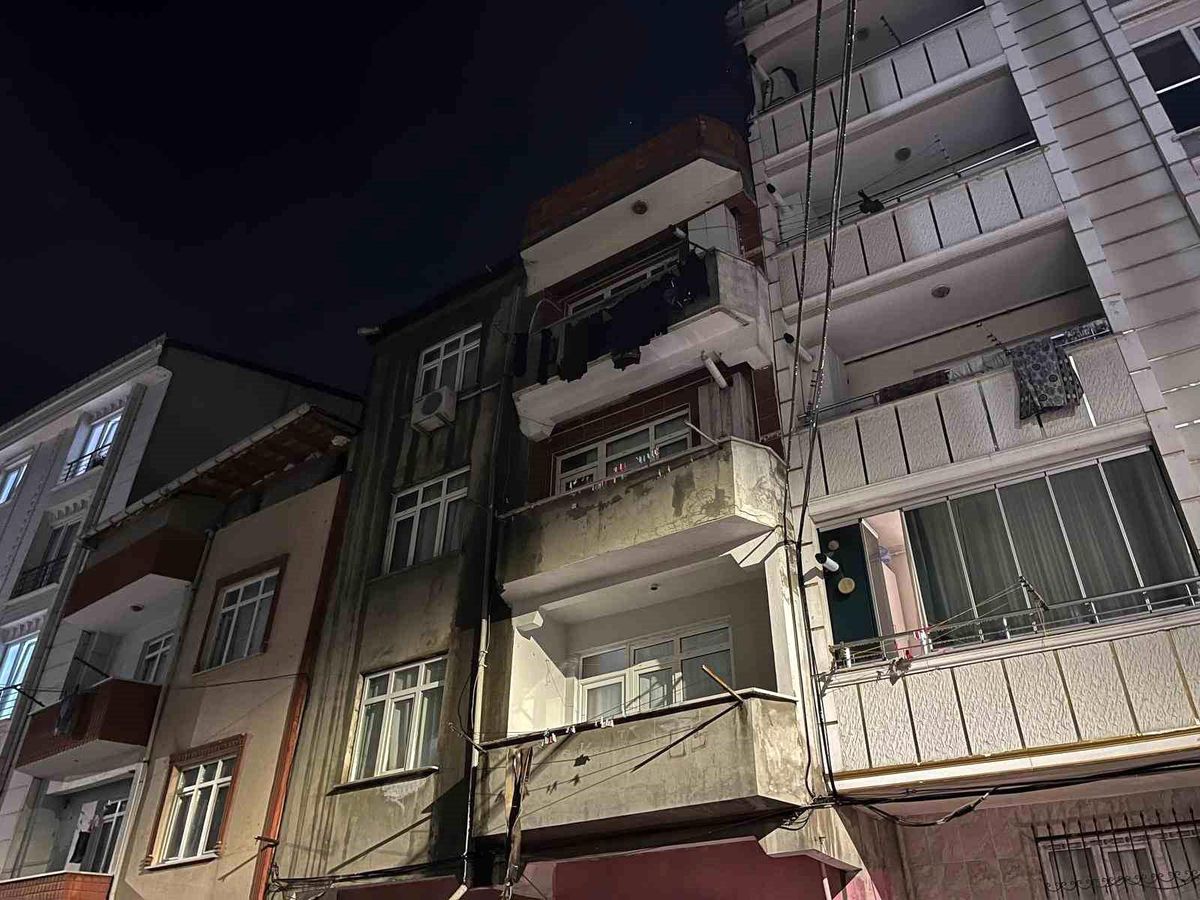 Esenyurt'ta 3 katlı binanın çatısı alev alev yandı