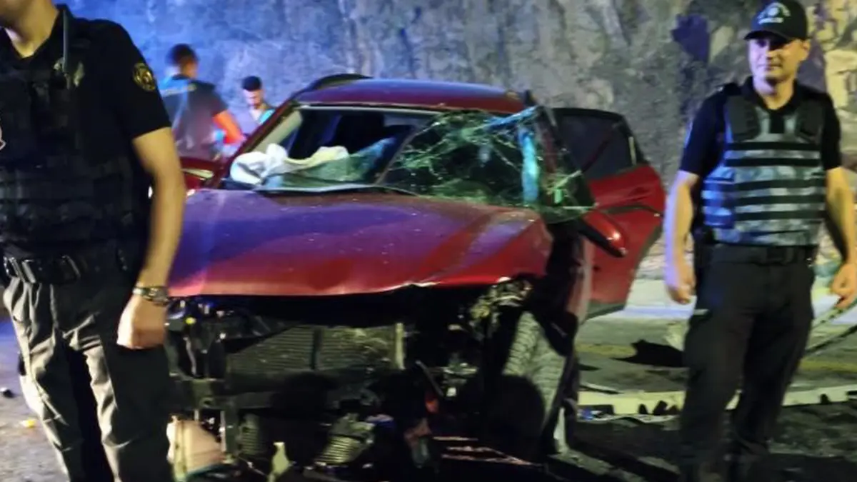 Hakkari'de feci kaza! Otomobiller kafa kafaya çarpıştı: 7 yaralı