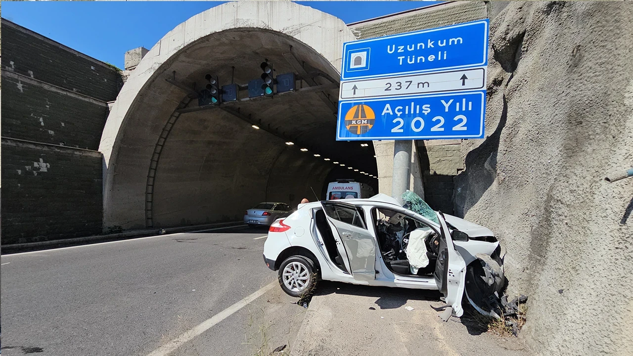 Zonguldak'ta feci kaza: Tünel girişindeki tabelaya ok gibi saplandı