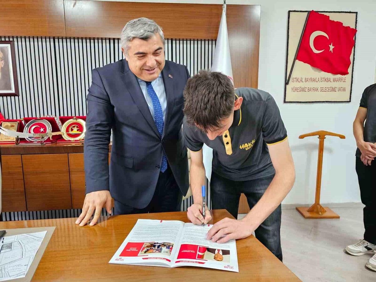 Öğrenciler hazırladığı derginin ilk sayısını Sünnetci'ye hediye etti