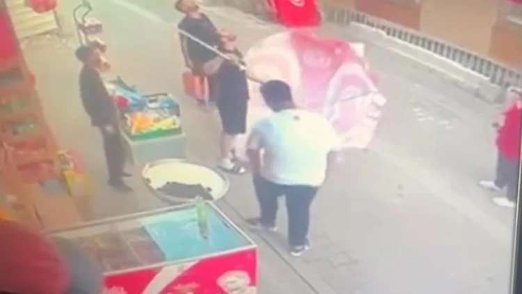 İstanbul’da ilginç olay! 8'inci kattan düşen yavru kediyi şemsiyeyle kurtardılar