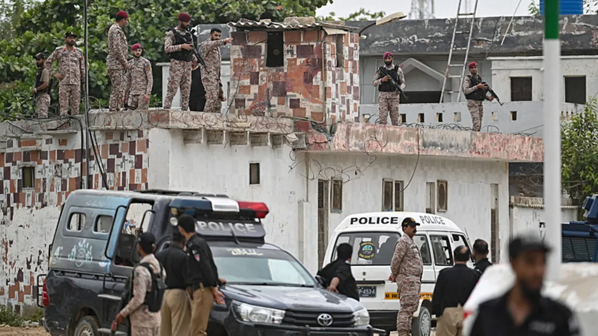 Pakistan’da askeri karargaha kanlı saldırı: 3 güvenlik görevlisi yaşamını yitirdi