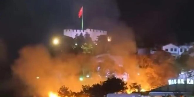 Ankara Kalesi çevresinde yangın paniği