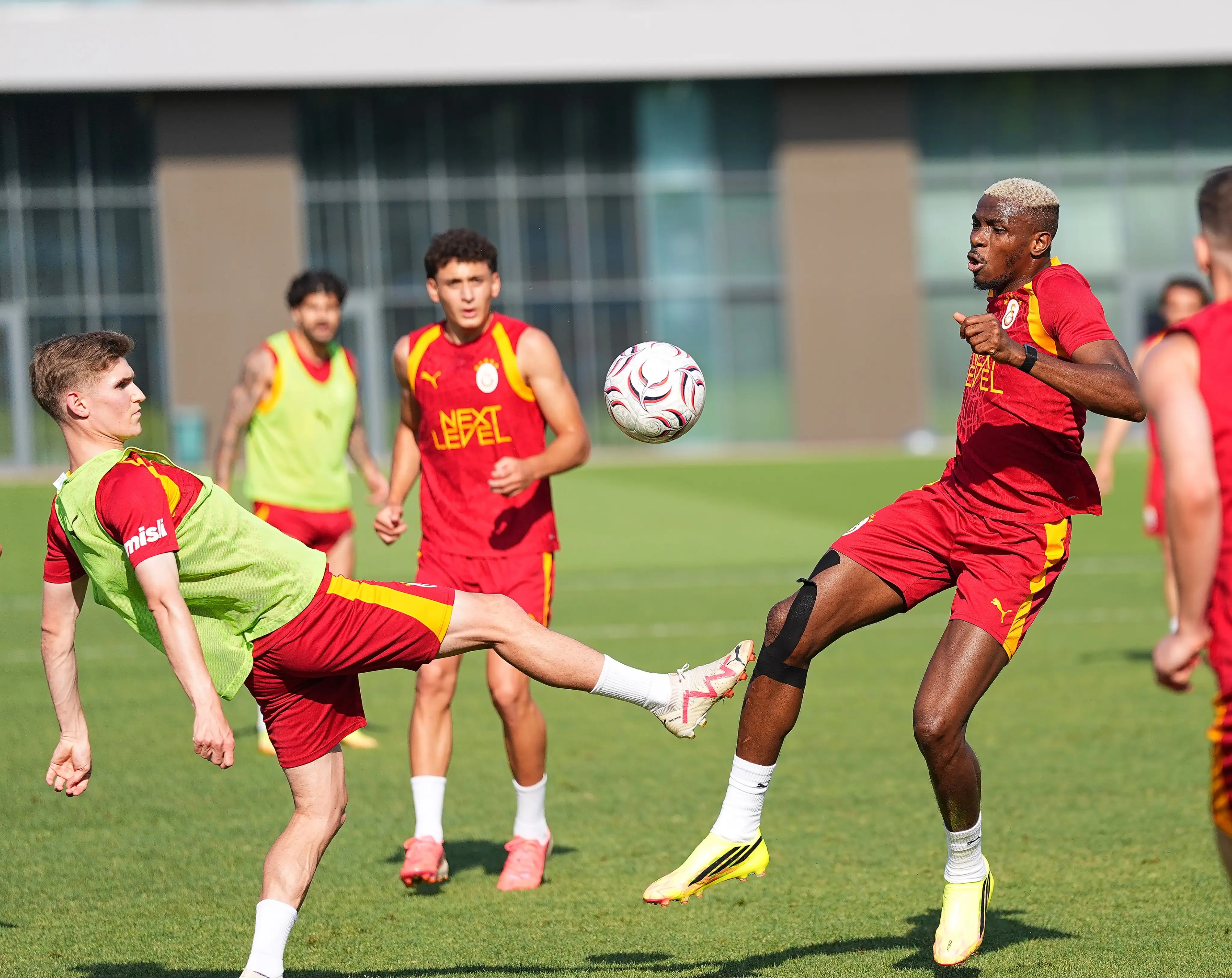 Galatasaray'da yeni sezon hazırlıkları çift idmanla sürdü
