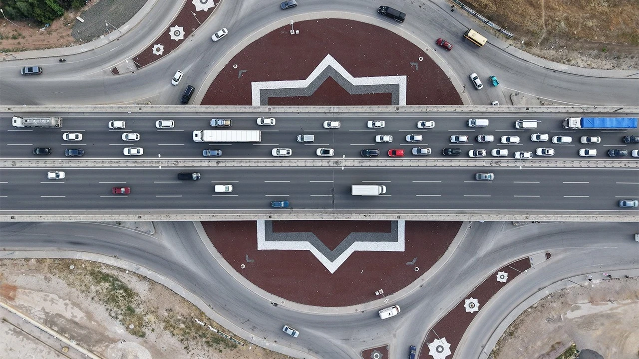 43 ilin bağlantı noktası! "Kilit Kavşak"ta trafik durma noktasına geldi: Kilometrelerce kuyruk oluştu