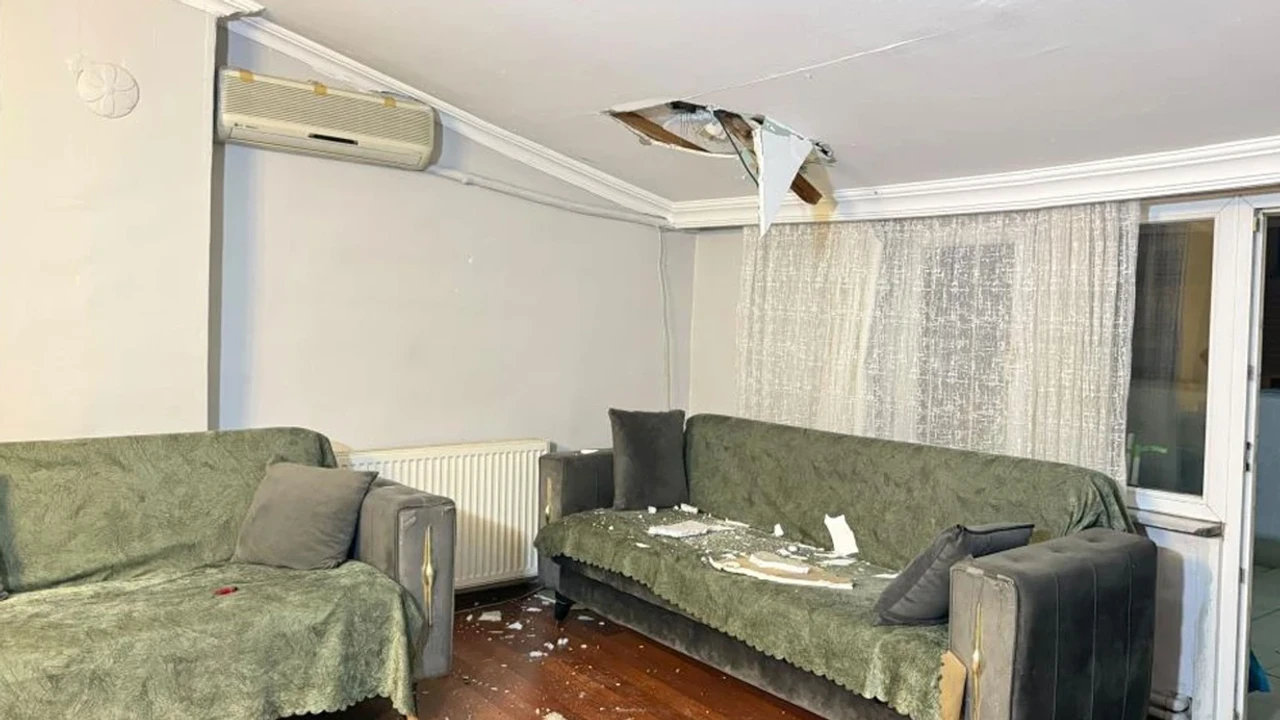 Küçükçekmece'de fırtına dehşeti: Çatı parçaları evlerin içine saplandı