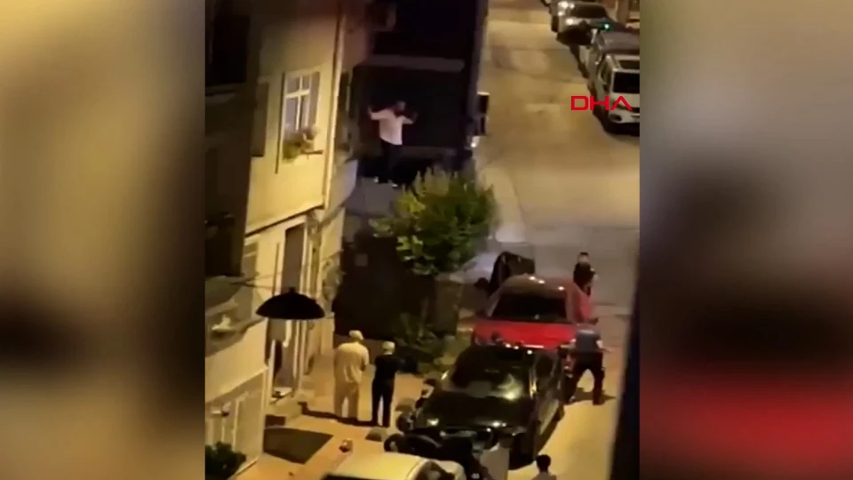 Beyoğlu'nda eski sevgiliye tehdit: Pencereye tırmanan şahıs gözaltında