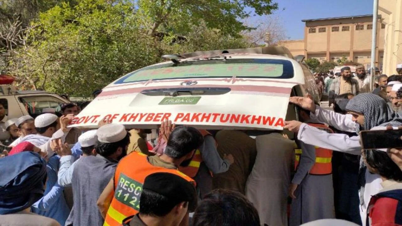 Pakistan'da katliam gibi kaza...Yolcu otobüsü uçuruma yuvarlandı