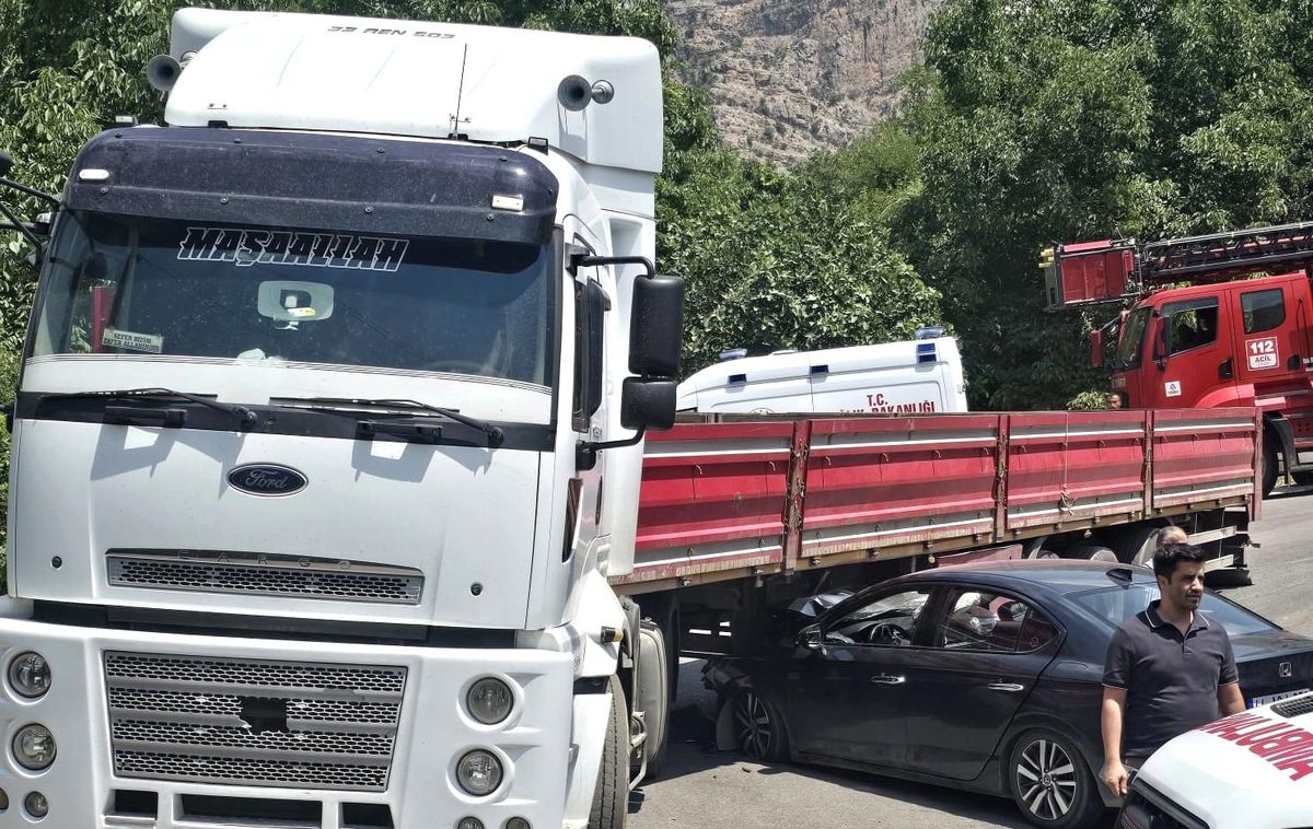 Hakkâri'de otomobil tıra çarptı: 1 yaralı