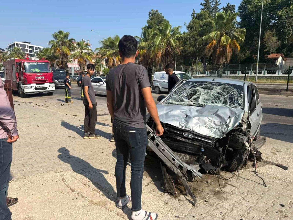 Kontrolden çıkan otomobil refüjdeki bariyerlere çarptı: 1 yaralı