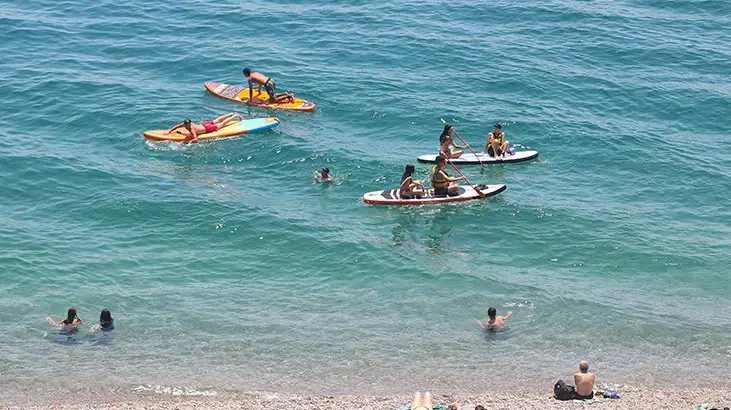 Antalya'da hissedilen sıcaklık 47 derece! Sahilde yoğunluk oluştu