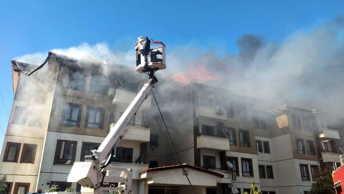 Hatay'da 2 binanın çatısı alevlere teslim oldu
