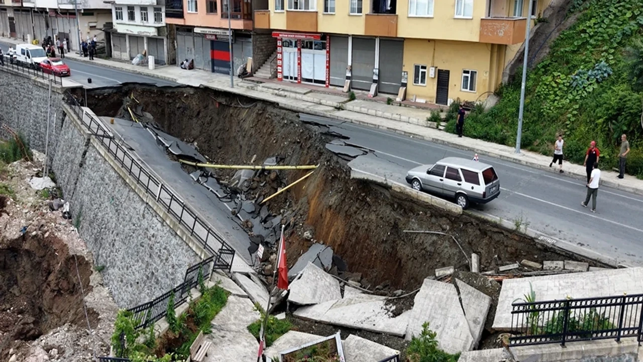 Rize'de korkutan yol çökmesi: 2 bina boşaltıldı