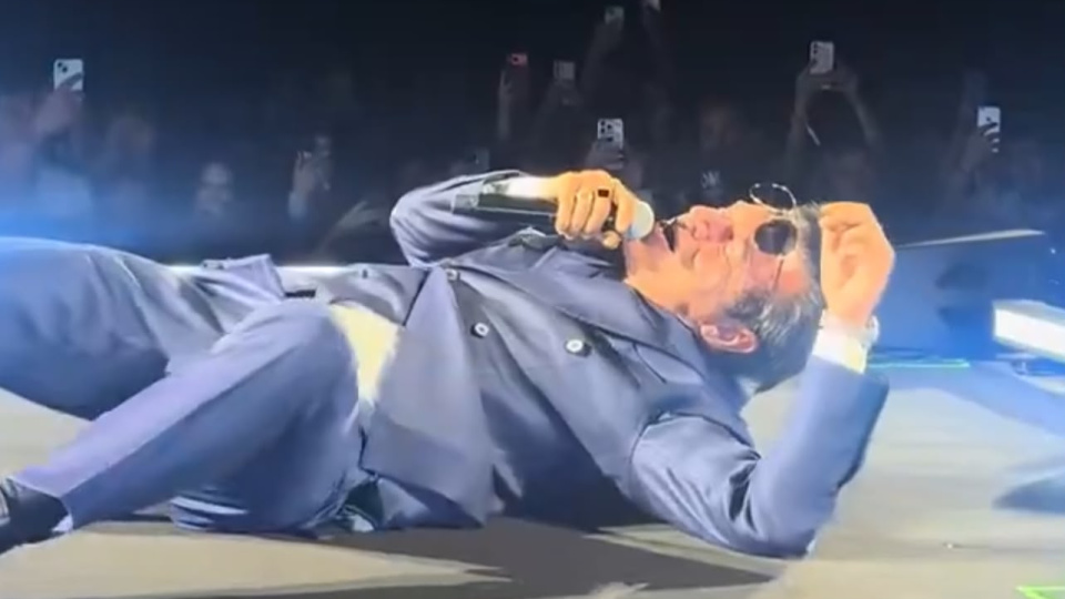 Teoman, yere uzanıp şarkı söyledi