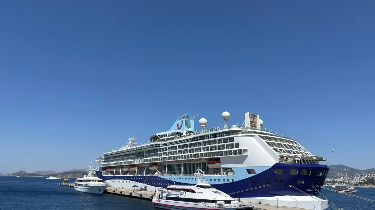 Dev kruvaziyer Bodrum’da: Binlerce turist akın etti