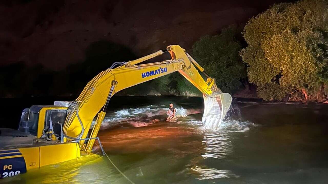 Baraj kapakları açıldı, çayda mahsur kalan gencin imdadına ekskavatör yetişti