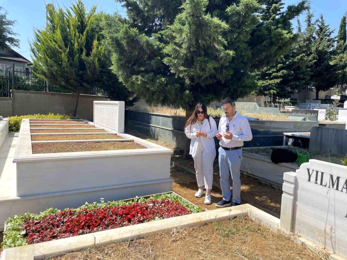 Kadir İnanır'ın kabri çiçeklerle donatıldı: Sevenleri yalnız bırakmadı