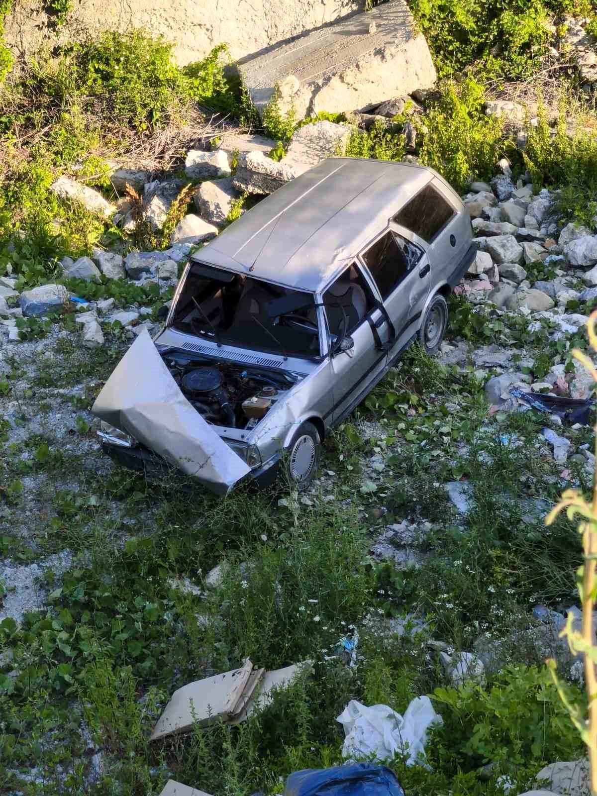 Sinop'ta otomobil şarampole uçtu: 2 yaralı