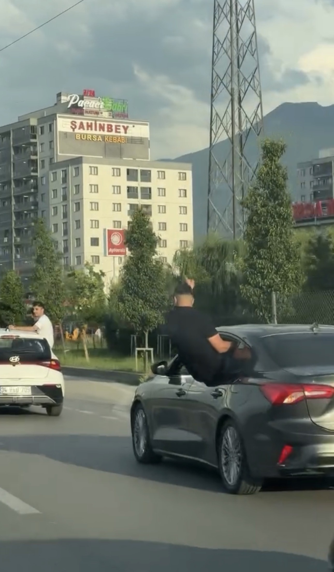 Bursa'da düğün konvoyunda tehlikeli yolculuk