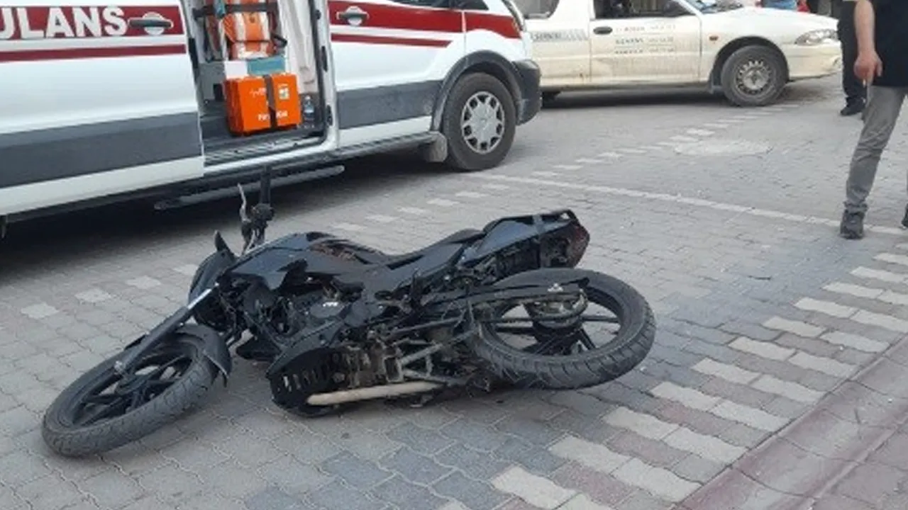 Servis aracı ile motosiklet çarpıştı! 2 yaralı