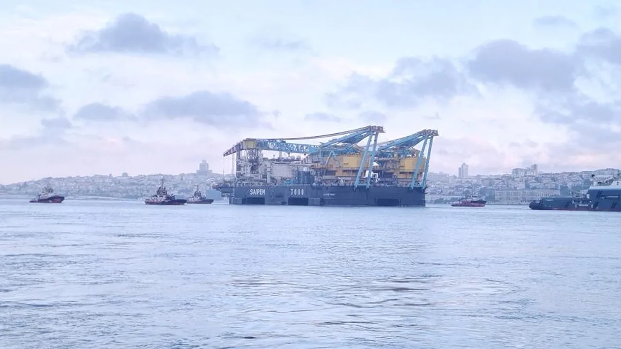 Dev vinç gemisi İstanbul Boğazı'na giriş yaptı!