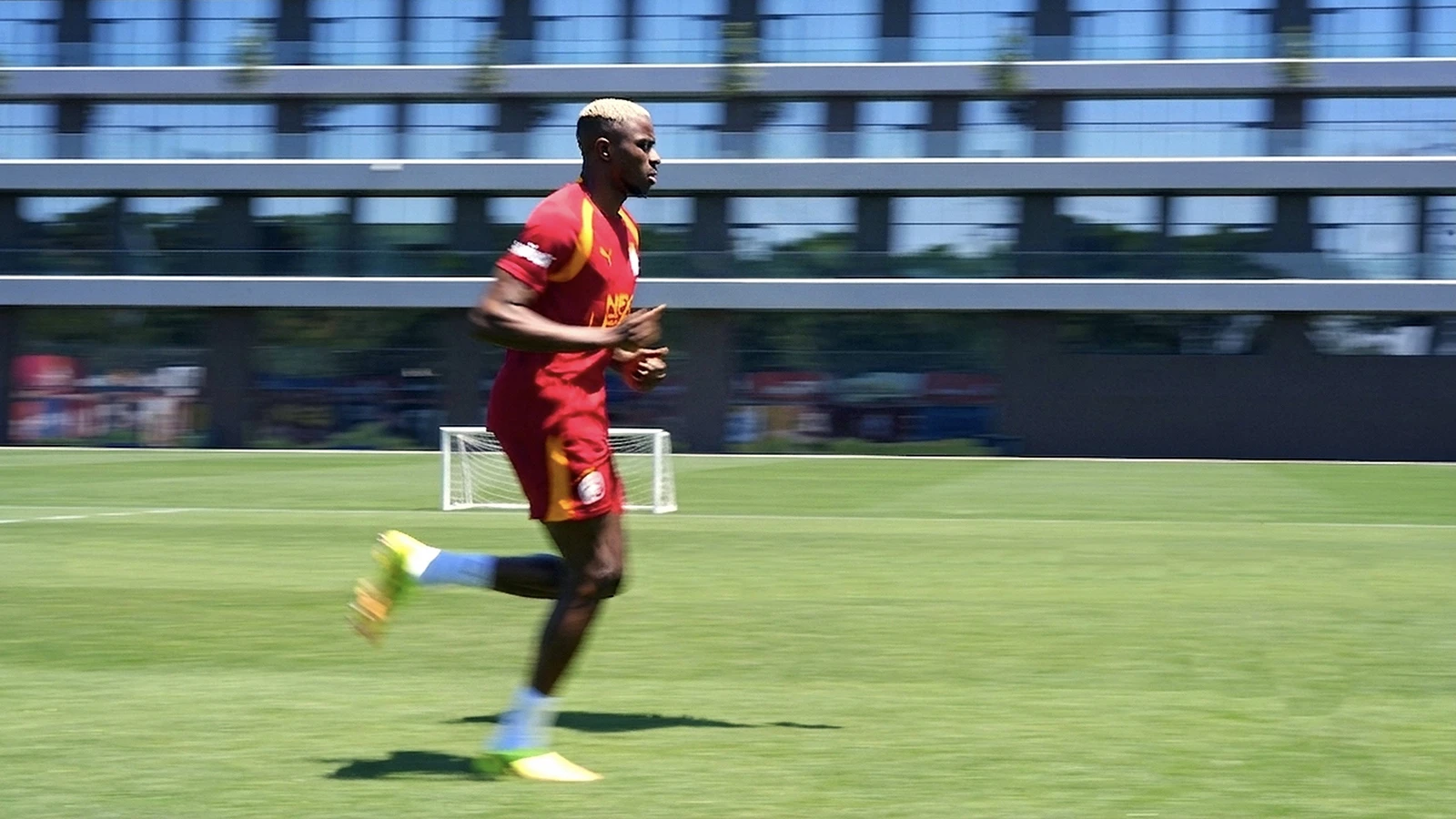 Galatasaray'da Victor Osimhen, takımla birlikte çalışmalara katıldı