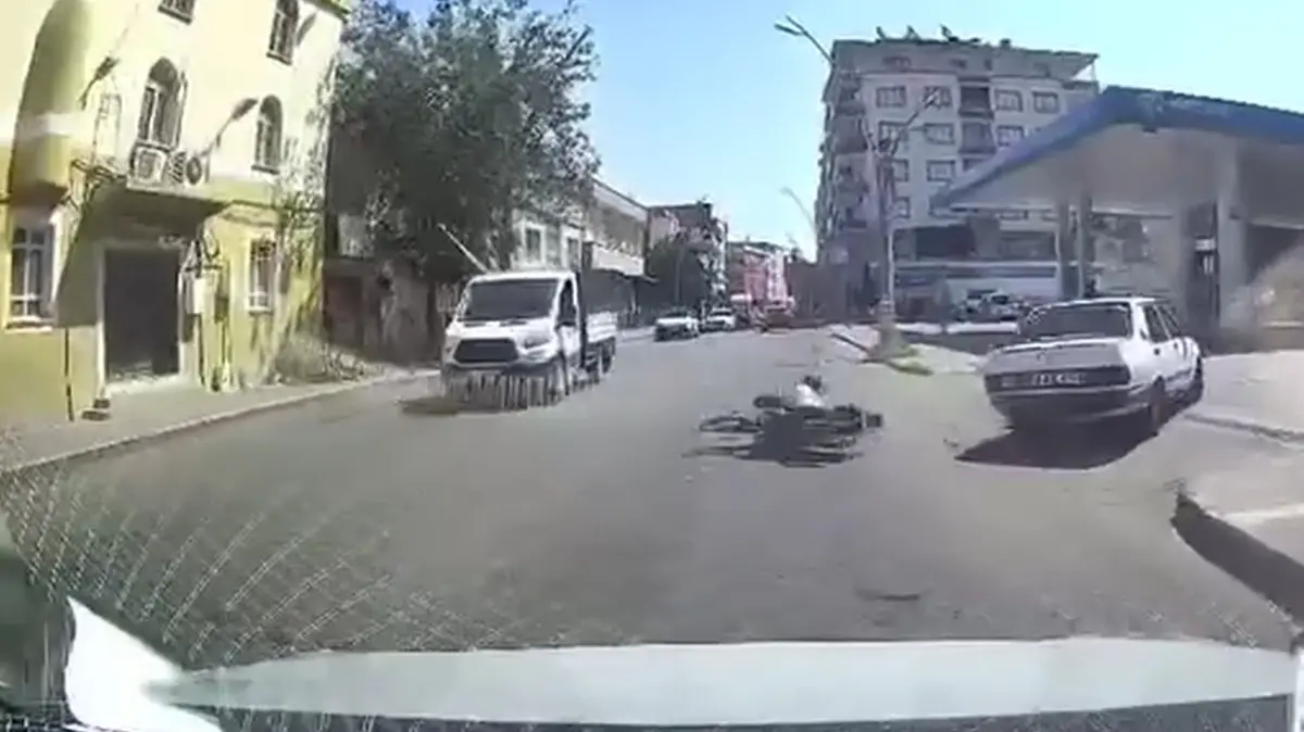 Motosikletin otomobile çarpma anı araç kamerasında