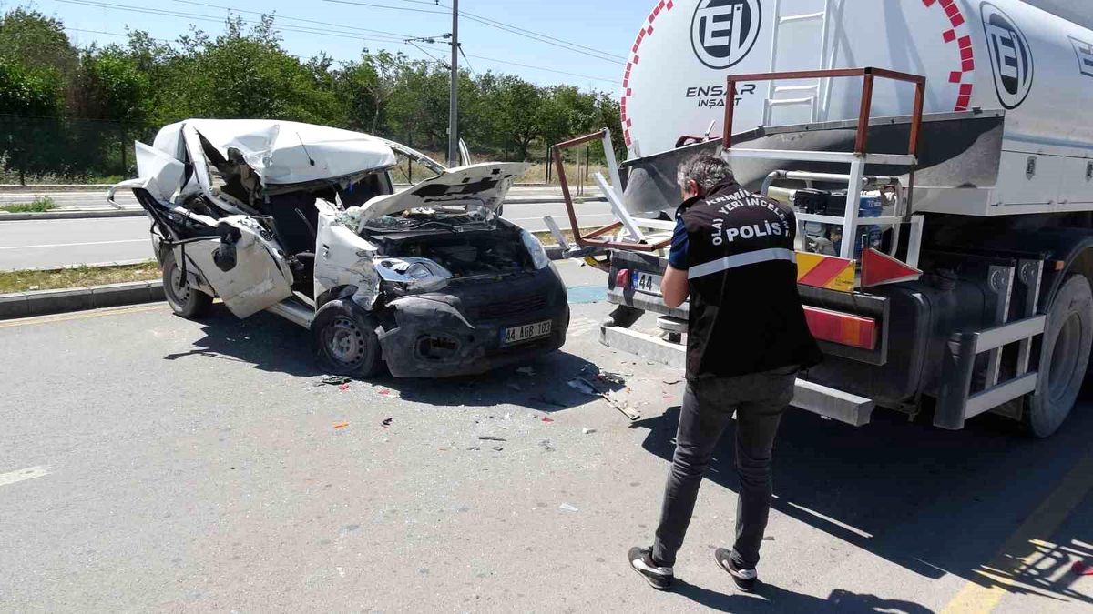 Malatya'da su tankerine çarpan aracın sürücüsü ağır yaralandı