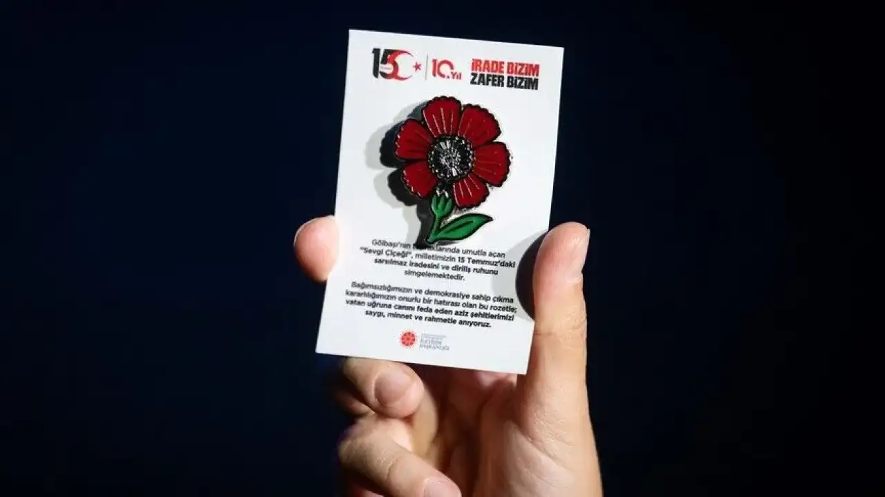 İletişim Başkanı Duran'dan 15 Temmuz 10. Yıl Hatıra Rozeti paylaşımı